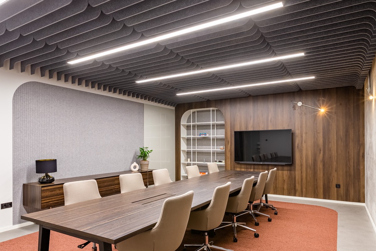 Han Spaces meeting room featuring Feltouch Balance Baffle ceiling elements for improved sound comfort.