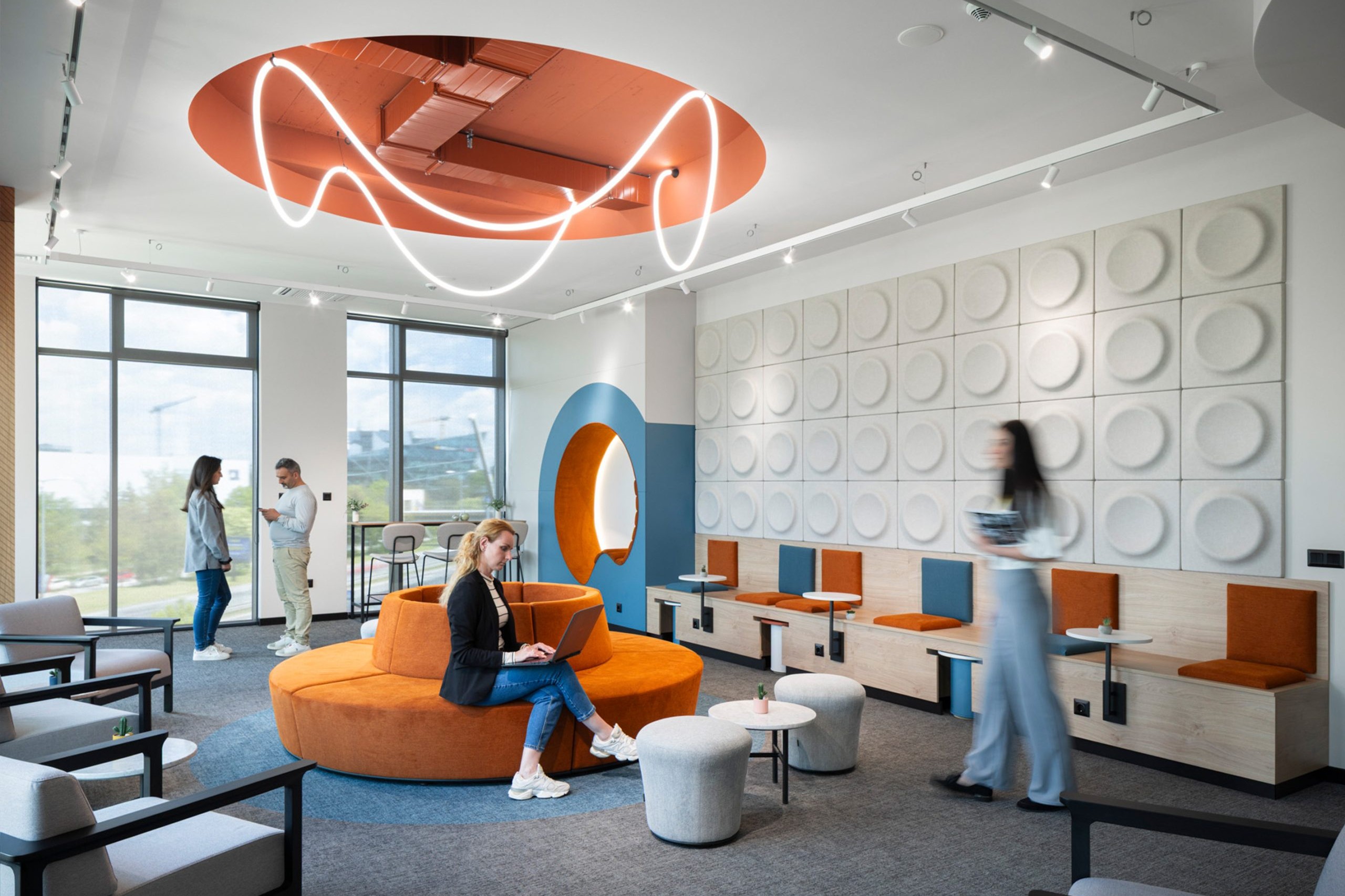 Lounge and collaboration area featuring Feltouch Octopus acoustic ceiling panels designed to reduce echo and improve acoustic comfort.