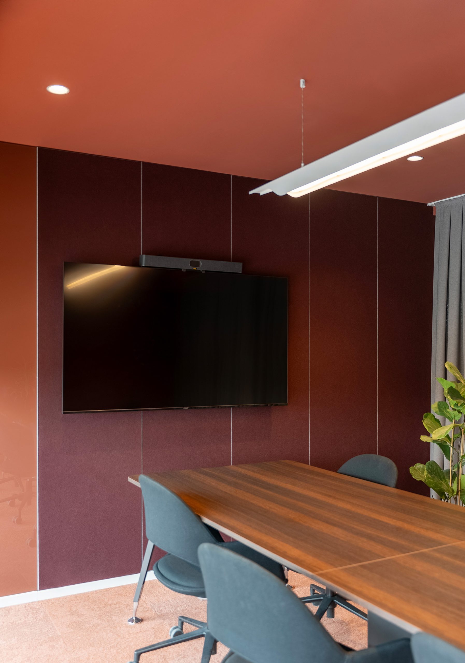 Tiles Stripe acoustic wall panels in a modern meeting room