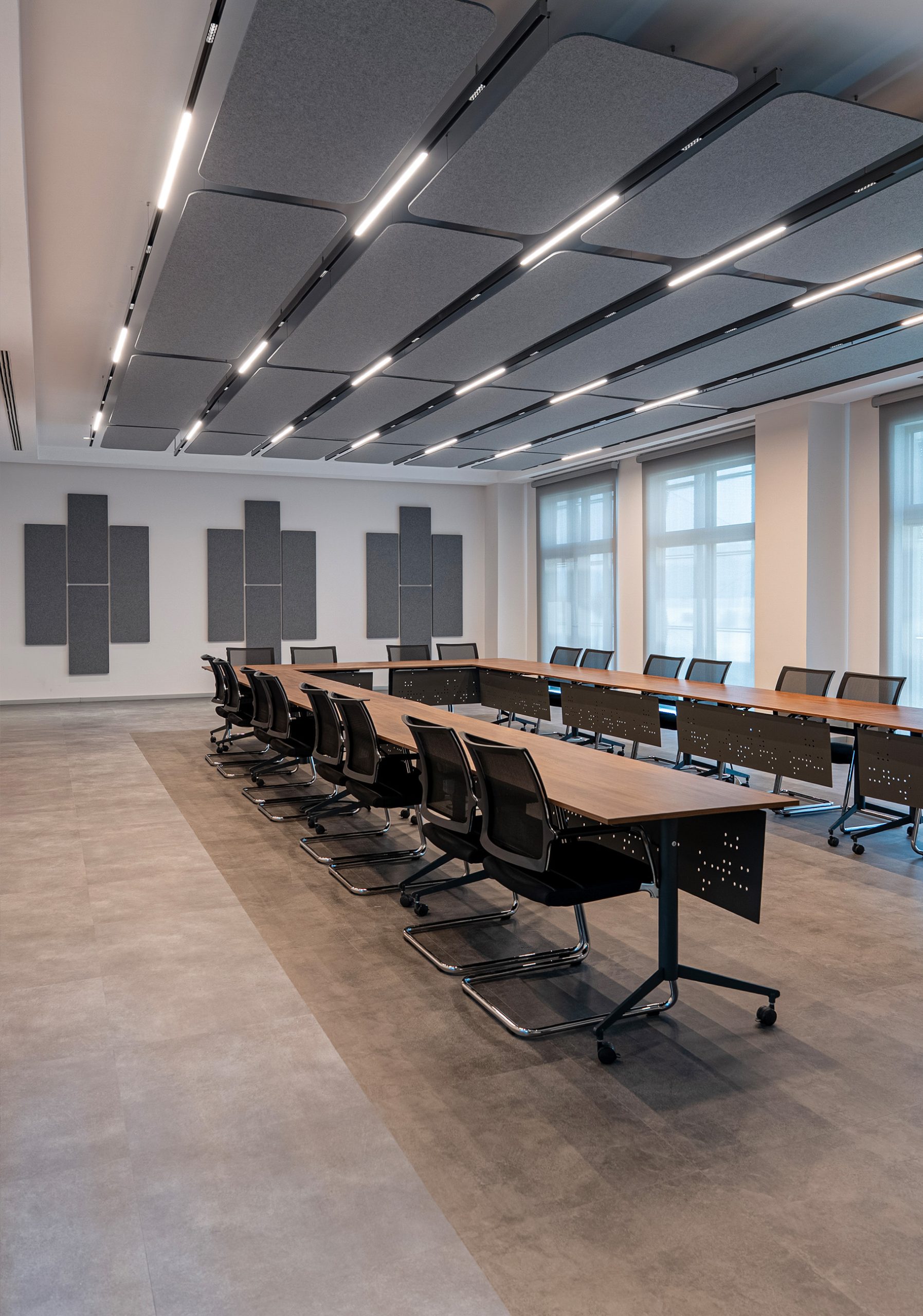 Fold wall panels and Flat Cloud ceiling panels in a Nobel meeting room